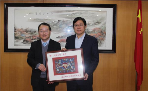 中國(guó)僑網(wǎng)王華(右)與韋祖良先生(左)合影留念