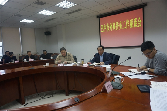 中國(guó)僑網(wǎng)四川省外僑辦副主任張業(yè)初(右二)出席巴中市外事僑務(wù)工作座談會(huì)