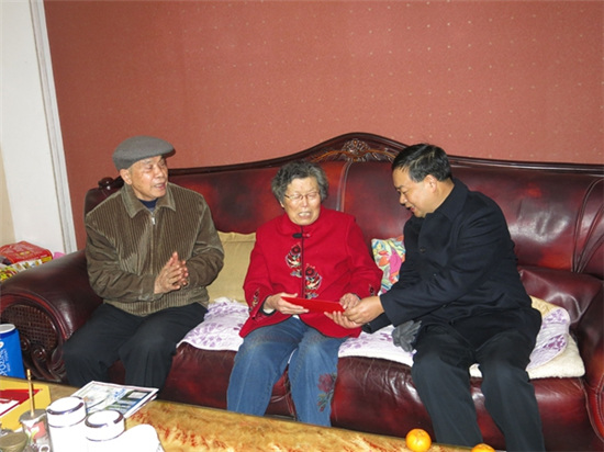 中國僑網(wǎng)資陽市外事僑臺(tái)辦主任卿明華慰問歸僑蔡鳳桂