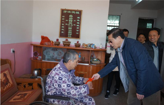 中國(guó)僑網(wǎng)馮志農(nóng)在泉上華僑農(nóng)場(chǎng)貧困歸僑家中慰問