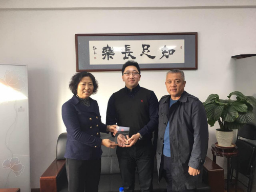 中國(guó)僑網(wǎng) 陳香林主席、關(guān)波副主席向王兆楠頒發(fā)吉林省僑聯(lián)青委會(huì)常委證書(shū)