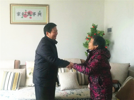 中國(guó)僑網(wǎng)江西省僑聯(lián)副主席王強(qiáng)看望僑眷丁春嬌