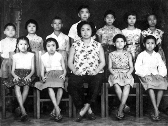 中國(guó)僑網(wǎng)陳丁花與家人合影