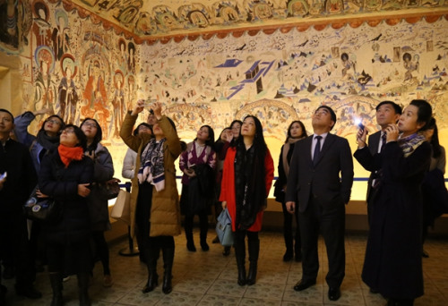 中國(guó)僑網(wǎng)駐蓉領(lǐng)館官員代表們深入了解絲綢之路沿線燦爛文化