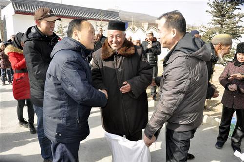 中國僑網(wǎng)樊向勤向困難歸僑僑眷發(fā)放慰問品