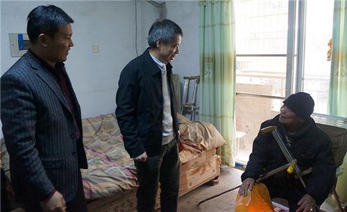 中國(guó)僑網(wǎng)慰問(wèn)貧困歸僑