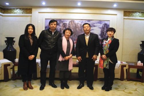 中國(guó)僑網(wǎng)田亦軍副主任與英國(guó)商會(huì)會(huì)長(zhǎng)王藝霏一行合影留念