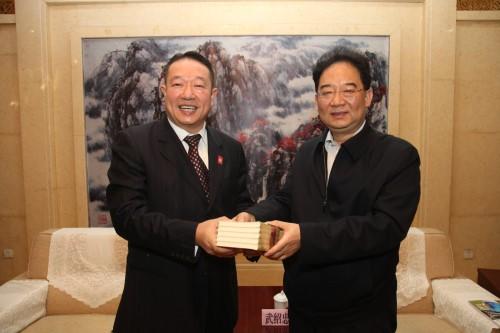 中國僑網武紹忠向加拿大晉商總會會長趙向東先生贈送禮品