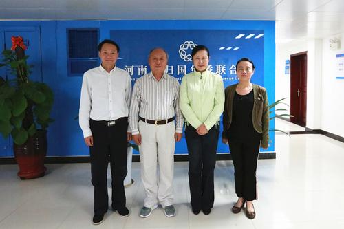 中國僑網(wǎng)合影。