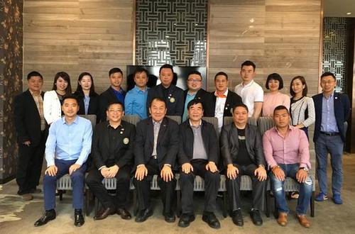 中國僑網(wǎng)合影。(圖片來源:四川省僑聯(lián)網(wǎng)站)