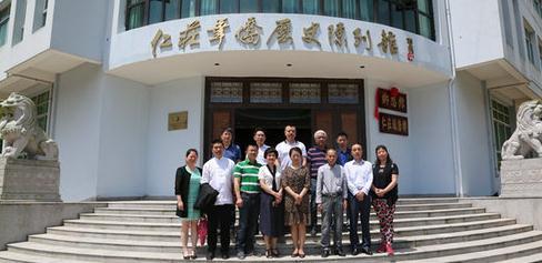 中國(guó)僑網(wǎng)合影留念。