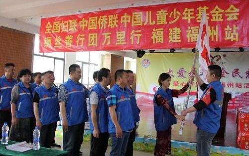 中國(guó)僑網(wǎng)捐贈(zèng)現(xiàn)場(chǎng)。