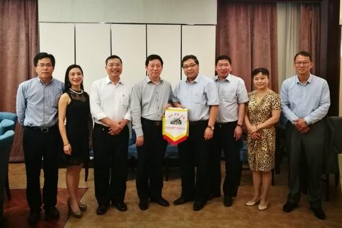 中國(guó)僑網(wǎng)合影留念。