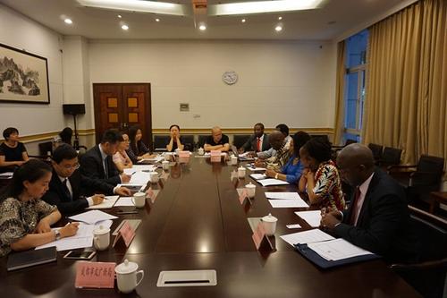 中國僑網(wǎng)贊比亞駐華大使一行與四川有關(guān)部門座談