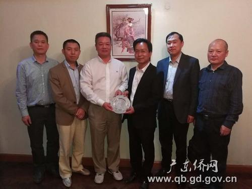 中國僑網(wǎng)與東非廣東同鄉(xiāng)總會合影留念