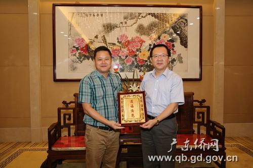 中國僑網(wǎng)研修班同學(xué)向廣東省僑辦贈送紀(jì)念品 圖/陳雄