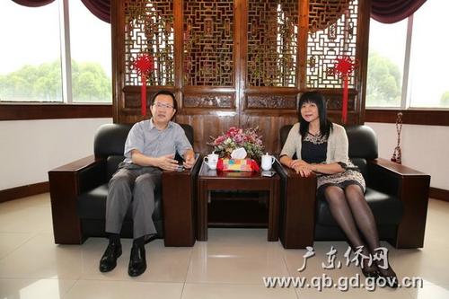 中國僑網(wǎng)鄭建民(左)與劉麗英座談交流 (圖/陳雄)