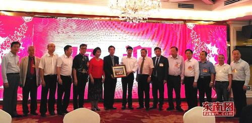 中國僑網(wǎng)晉江市委書記劉文儒與訪問團團長、菲華各界聯(lián)合會主席蔡志河互贈紀念品。