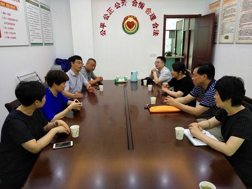 中國僑網(wǎng)聽取興隆苑社區(qū)情況介紹