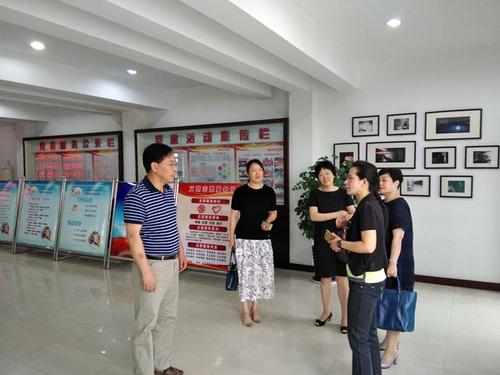 中國僑網(wǎng)參觀云陽橋社區(qū)