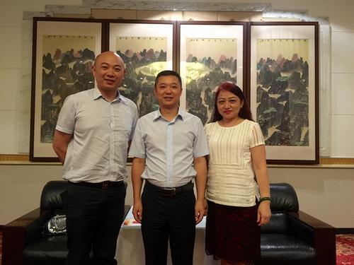 中國僑網(wǎng)文甦(中)與加拿大川籍僑領段蓓蓓(右)合影