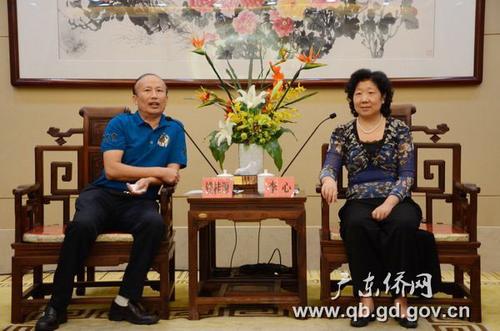 中國(guó)僑網(wǎng)李心主任(右)會(huì)見(jiàn)錢桂源會(huì)長(zhǎng)