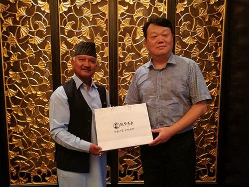 中國(guó)僑網(wǎng)沈超(右)與昌德拉·巴哈杜爾(左)合影