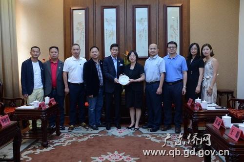 中國(guó)僑網(wǎng)黎靜副主任(右五)與陳偉嶙會(huì)長(zhǎng)一行合影