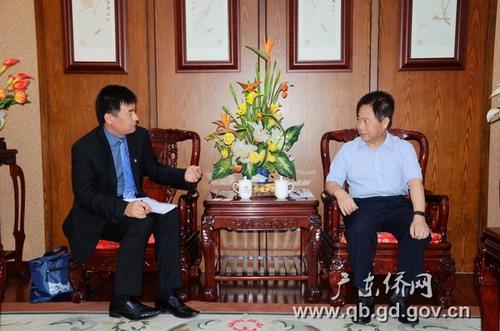 中國(guó)僑網(wǎng)李仲民(右)與李國(guó)東會(huì)長(zhǎng)座談交流