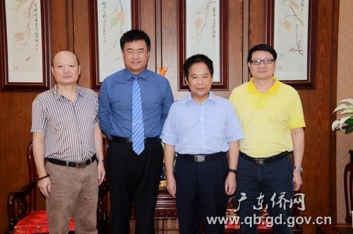 中國(guó)僑網(wǎng)合影留念