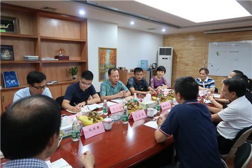 中國(guó)僑網(wǎng)副秘書(shū)長(zhǎng)許再山向順德木業(yè)商會(huì)代表介紹印尼投資環(huán)境