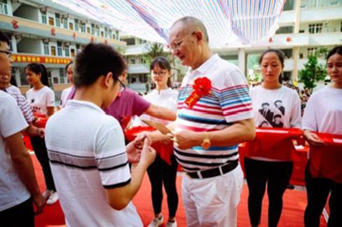 中國僑網(wǎng)張達(dá)珊為2017年考上重點(diǎn)大學(xué)的學(xué)生頒獎