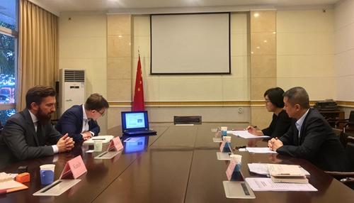 中國僑網(wǎng)省外事僑務(wù)辦副主任文甦(右一)與波蘭羅茲省駐成都經(jīng)貿(mào)代表處首席代表保羅(左一) 一行舉行工作座談