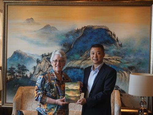 中國(guó)僑網(wǎng)四川省外事僑務(wù)辦副主任文甦向馬里蘭州財(cái)政部長(zhǎng)柯普贈(zèng)送紀(jì)念品