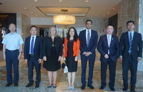 中國(guó)僑網(wǎng)四川省外事僑務(wù)辦副主任張濤(中)會(huì)見(jiàn)阿聯(lián)酋迪拜索巴集團(tuán)聯(lián)合主席阿賈伊(右三)一行