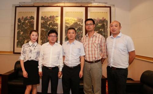 中國僑網(wǎng)四川省外事僑務(wù)辦副主任文甦(左三)會見美國川籍僑領(lǐng)姜柳均(左二)合影