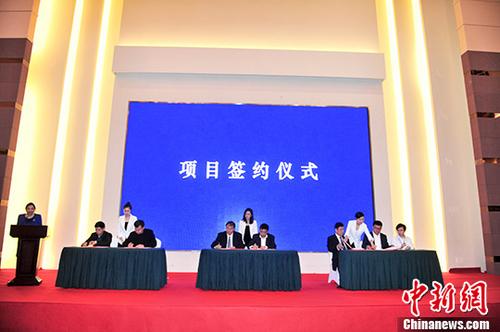 中國僑網(wǎng)萬僑創(chuàng)新經(jīng)貿(mào)洽談暨遼寧省僑商投資企業(yè)協(xié)會(huì)第二屆會(huì)員代表大會(huì)27日在遼寧友誼賓館召開