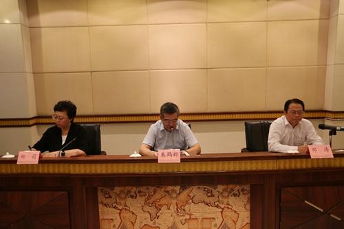 中國僑網(wǎng)四川省副省長朱鶴新,省委組織副部長鄧濤,省外事僑務(wù)辦主任鄭莉出席會議