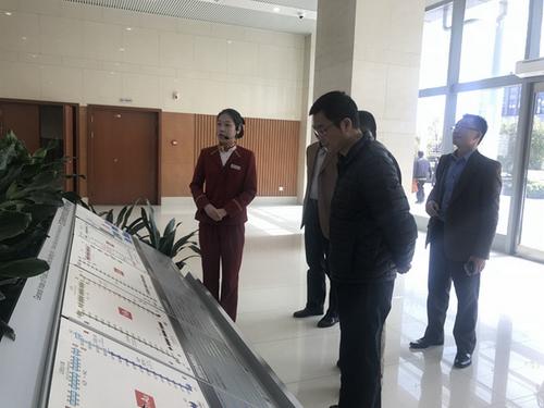 中國僑網(wǎng)勝率調(diào)研組在武漢東湖新技術(shù)開發(fā)區(qū)光谷公共服務(wù)中心考察