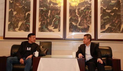 中國僑網(wǎng)四川省外事僑務(wù)辦副主任文甦(右)會(huì)見法國僑領(lǐng)鄭金標(biāo)