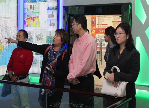 中國(guó)僑網(wǎng)江門(mén)僑青會(huì)理事長(zhǎng)楊學(xué)東與秘書(shū)長(zhǎng)郭汝紅參觀(guān)規(guī)劃展館