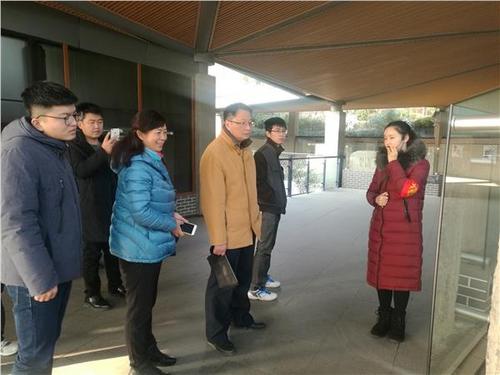 中國(guó)僑網(wǎng)考察組一行了解漢畫像石藝術(shù)。