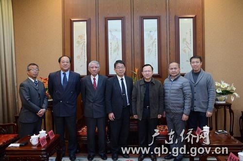 中國僑網(wǎng)鄭建民(右三)與陳明德(右四)合影留念