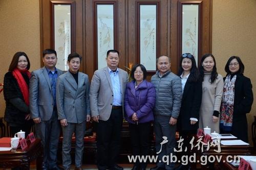 中國(guó)僑網(wǎng)廣東僑辦副主任黎靜(中)與代表團(tuán)一行合影