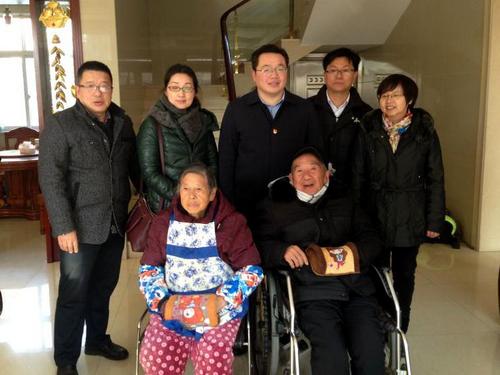 中國(guó)僑網(wǎng)揚(yáng)中市副市長(zhǎng)陳秋明(后排中)一行慰問旅美博士曹賢華父母