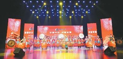 中國僑網(wǎng)圖為萬載文化館表演大型吹打樂《萬載得勝鼓》 本報(bào)記者 張 紅 文/圖