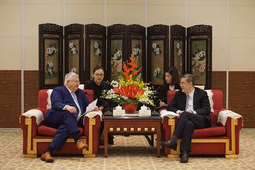 中國僑網(wǎng)朱鶴新副省長在蓉會(huì)見范昂日爾一行