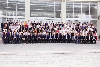 中國(guó)僑網(wǎng)與會(huì)人員合影留念。深圳僑報(bào)記者 謝青蕓 攝