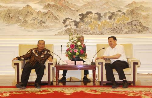 中國僑網(wǎng)會見。