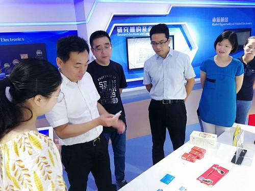 中國(guó)僑網(wǎng)常州市僑辦主任陳建新一行調(diào)研園區(qū)海外高端人才創(chuàng)新創(chuàng)業(yè)情況。